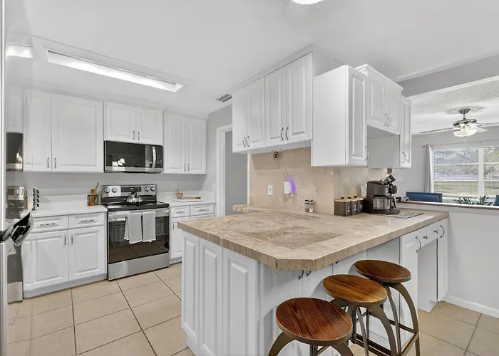 Cozy Stay In Ocala, King Bed, Fenced Yard, Wifi, Near Wec & Historic Downtown, Dogs Ok